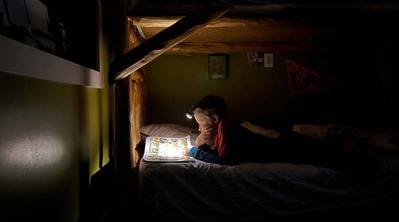 Jeune fille qui lit dans le noir